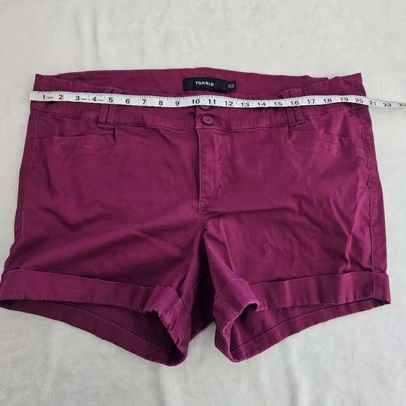 Torrid Burgundy Stretch Chino Shorts Size 22 Cuffed Hem Cotton Blend Plus Size - Picture 5 of 8